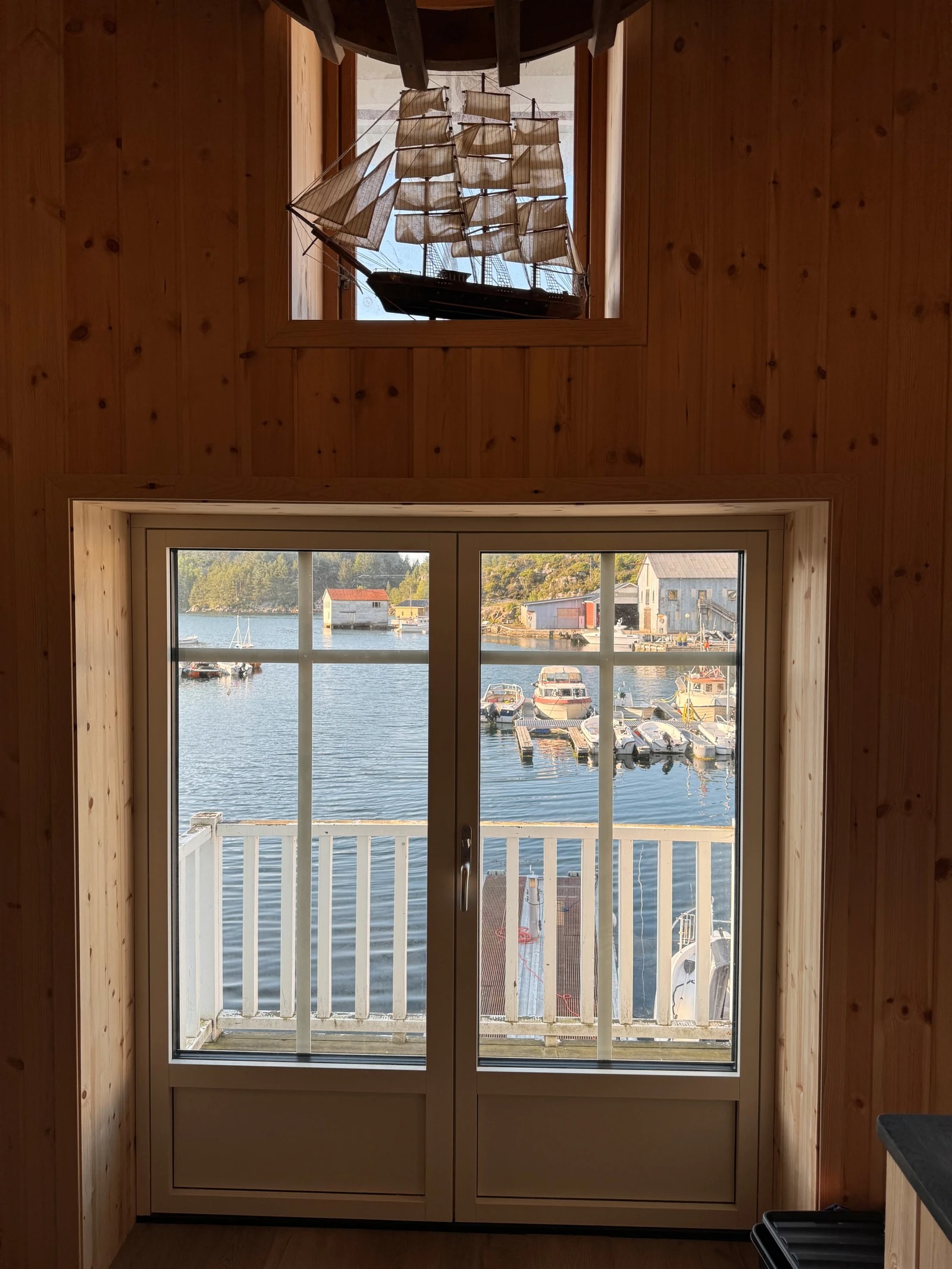 Fra stuen ut balkong